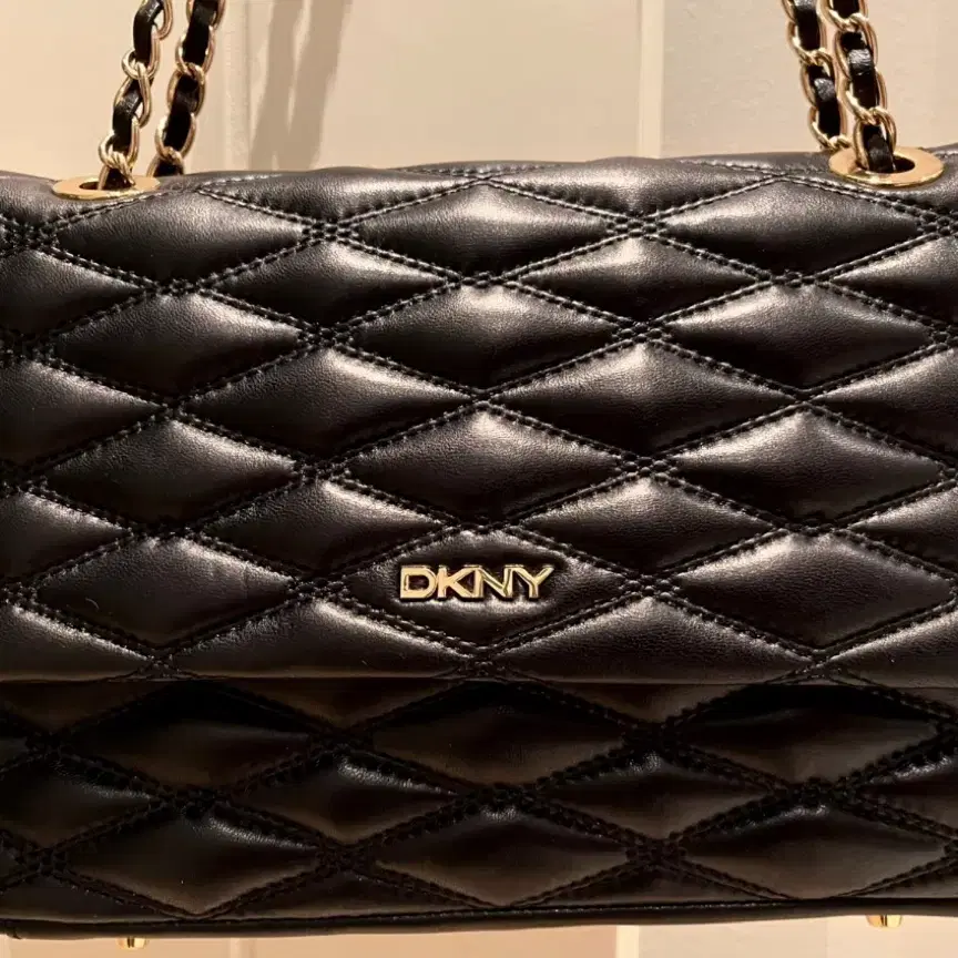 DKNY 천연 소가죽 퀄팅 핸드백 가방