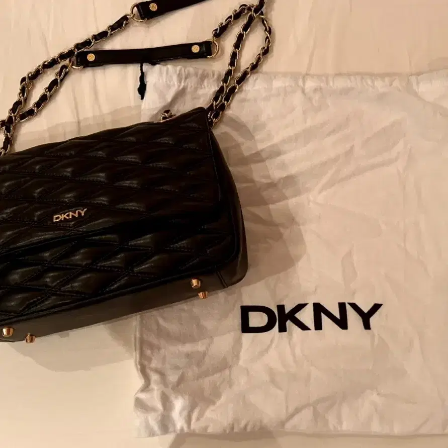 DKNY 천연 소가죽 퀄팅 핸드백 가방