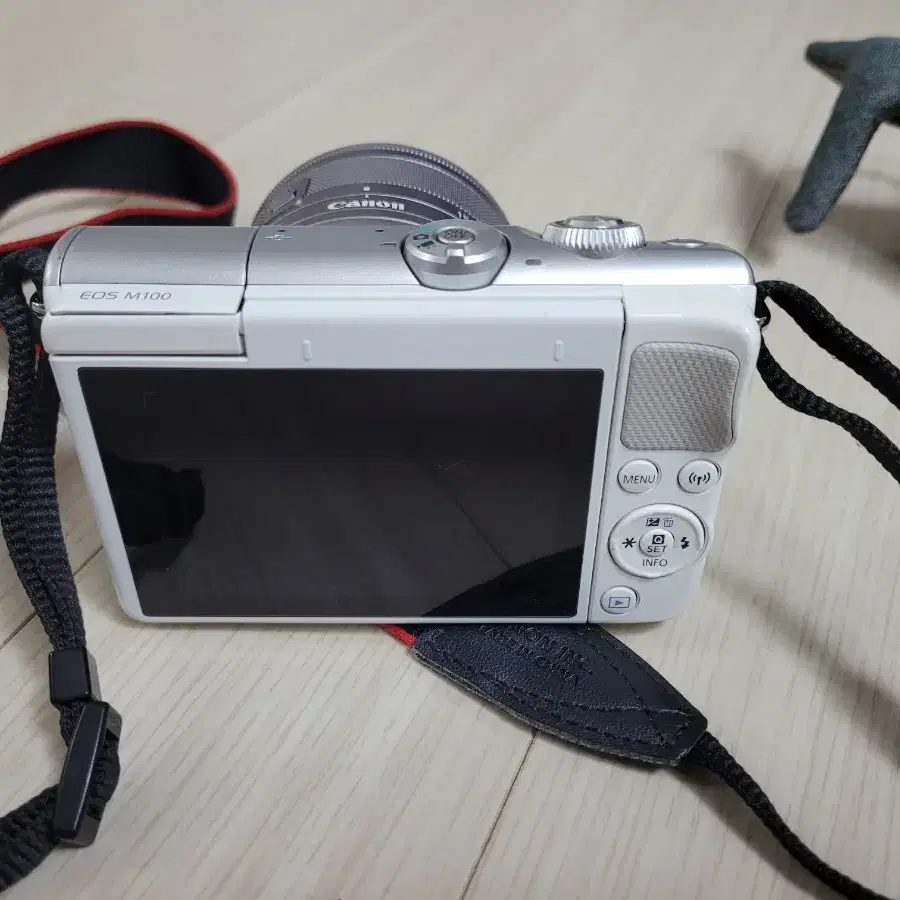 캐논 미러리스 카메라 EOS M100 과 15-45 렌즈 세트