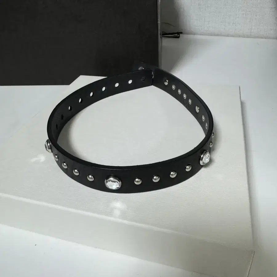 NVRFRGT 네버포겟 STUDDED LEATHER CHOKER 미사용