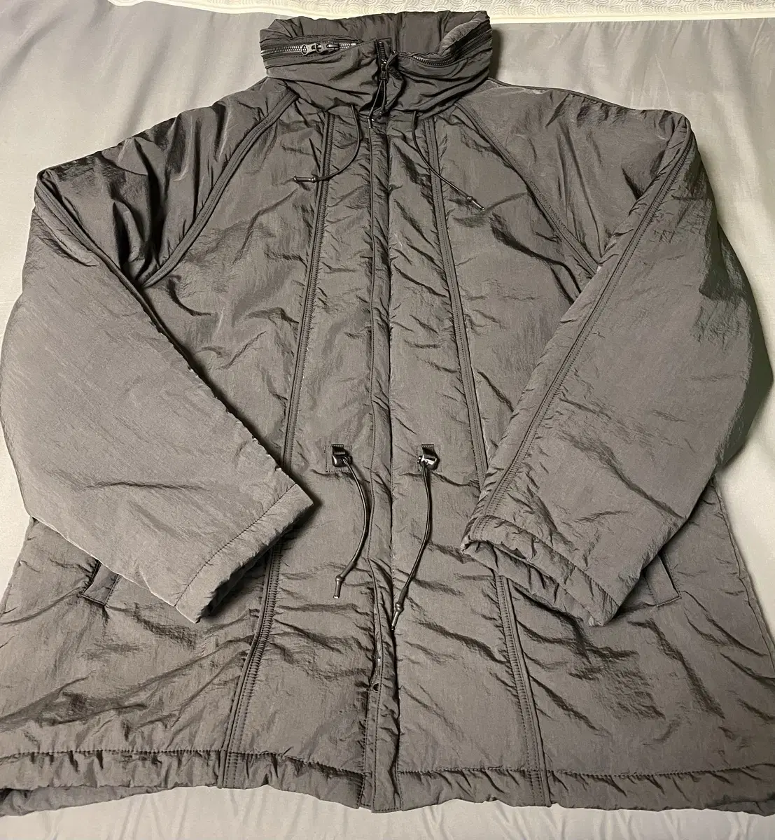 언어펙티드 PADDED PARACHUTE JUMPER (차콜색)