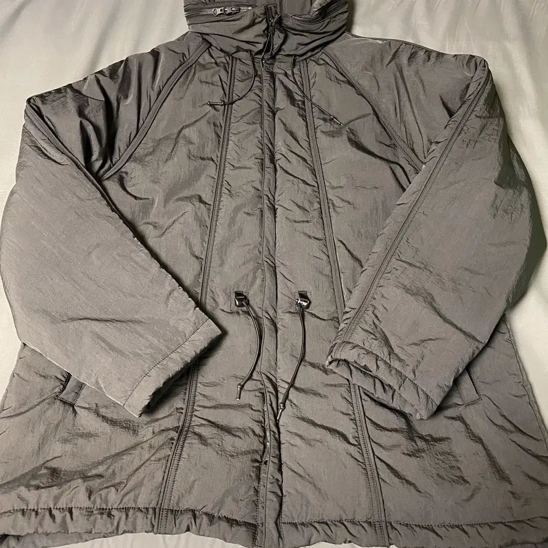 언어펙티드 PADDED PARACHUTE JUMPER (차콜색)