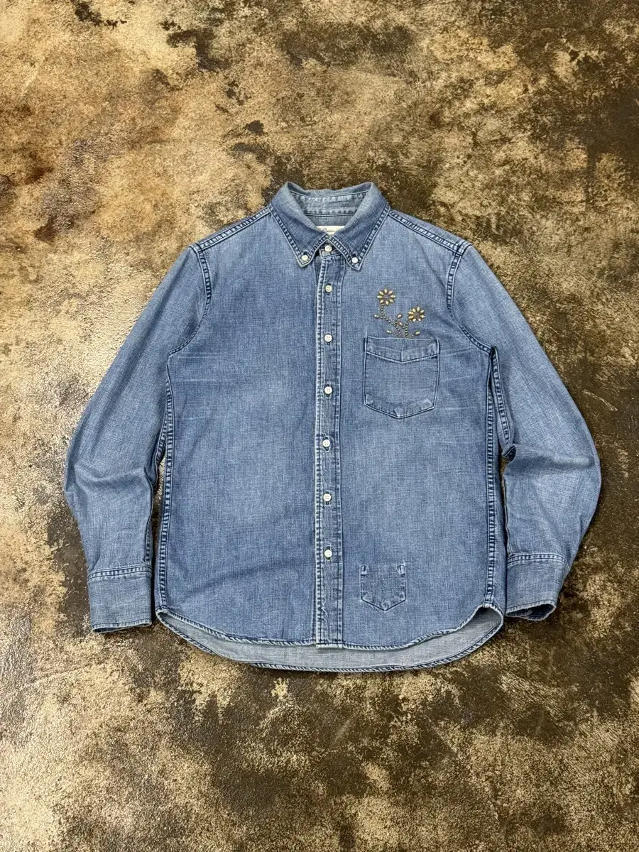 REMI RELIEF Flower Stud Denim Shirt