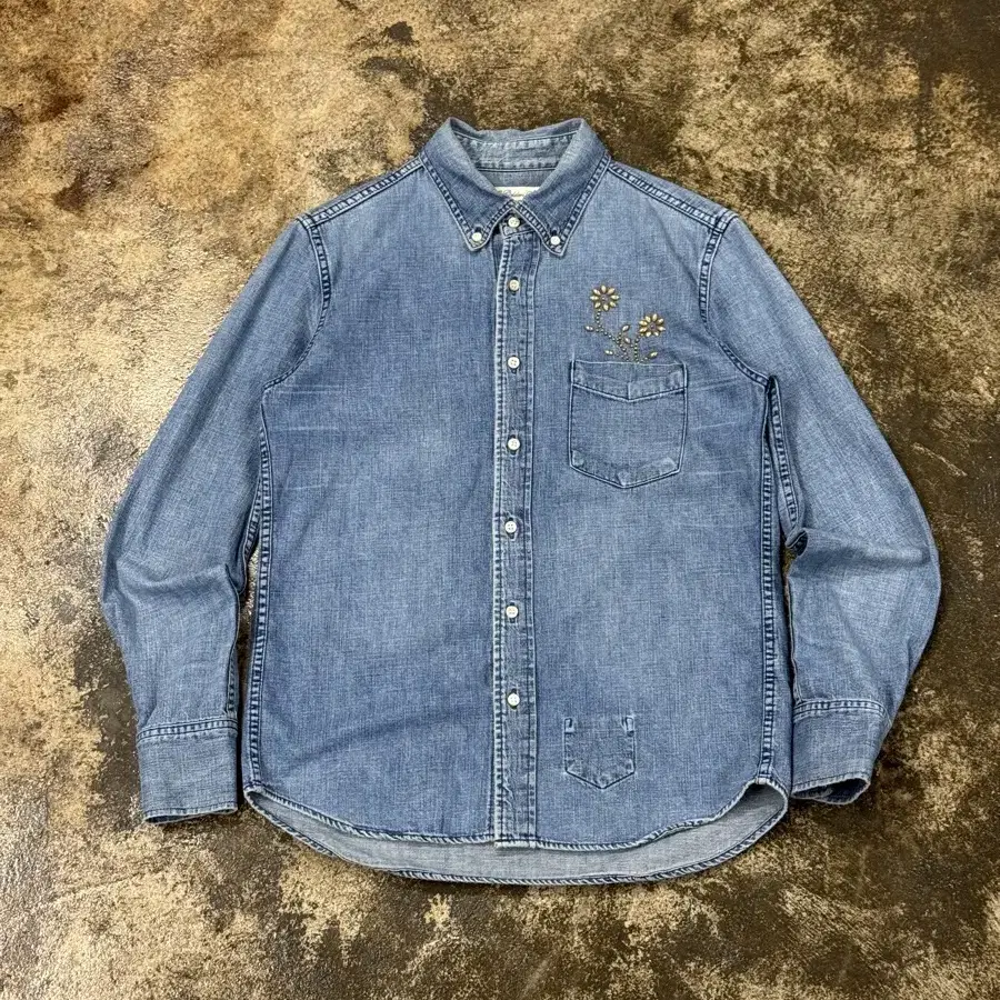 REMI RELIEF Flower Stud Denim Shirt