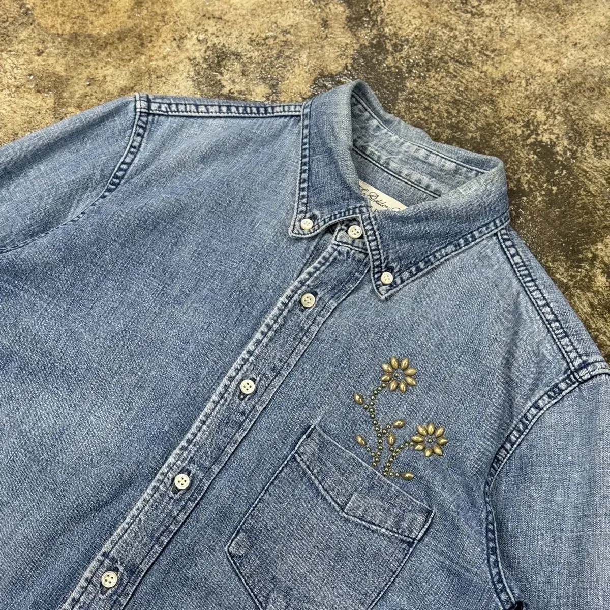 REMI RELIEF Flower Stud Denim Shirt