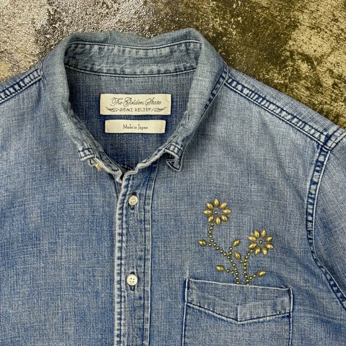 REMI RELIEF Flower Stud Denim Shirt