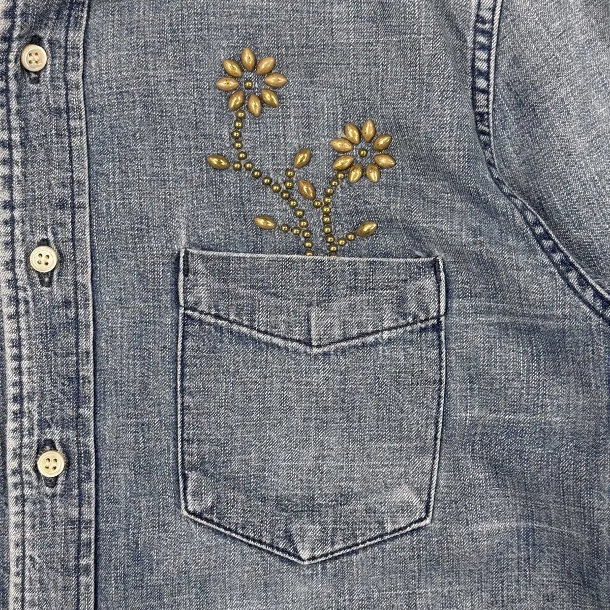 REMI RELIEF Flower Stud Denim Shirt