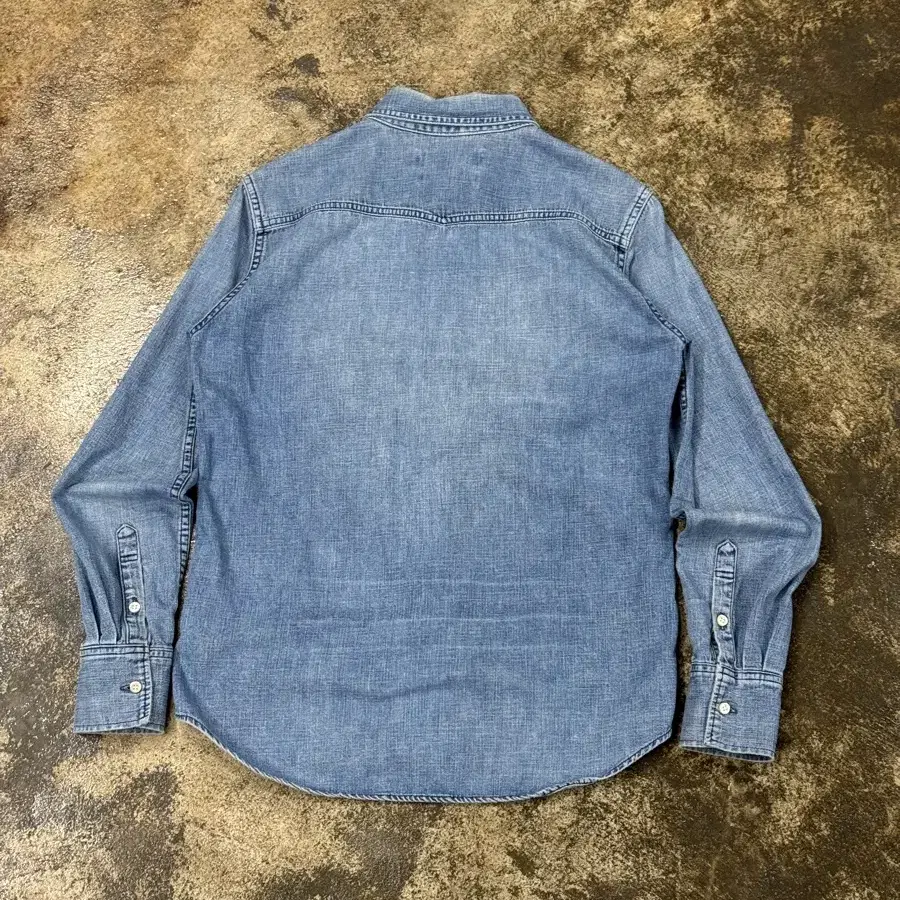 REMI RELIEF Flower Stud Denim Shirt