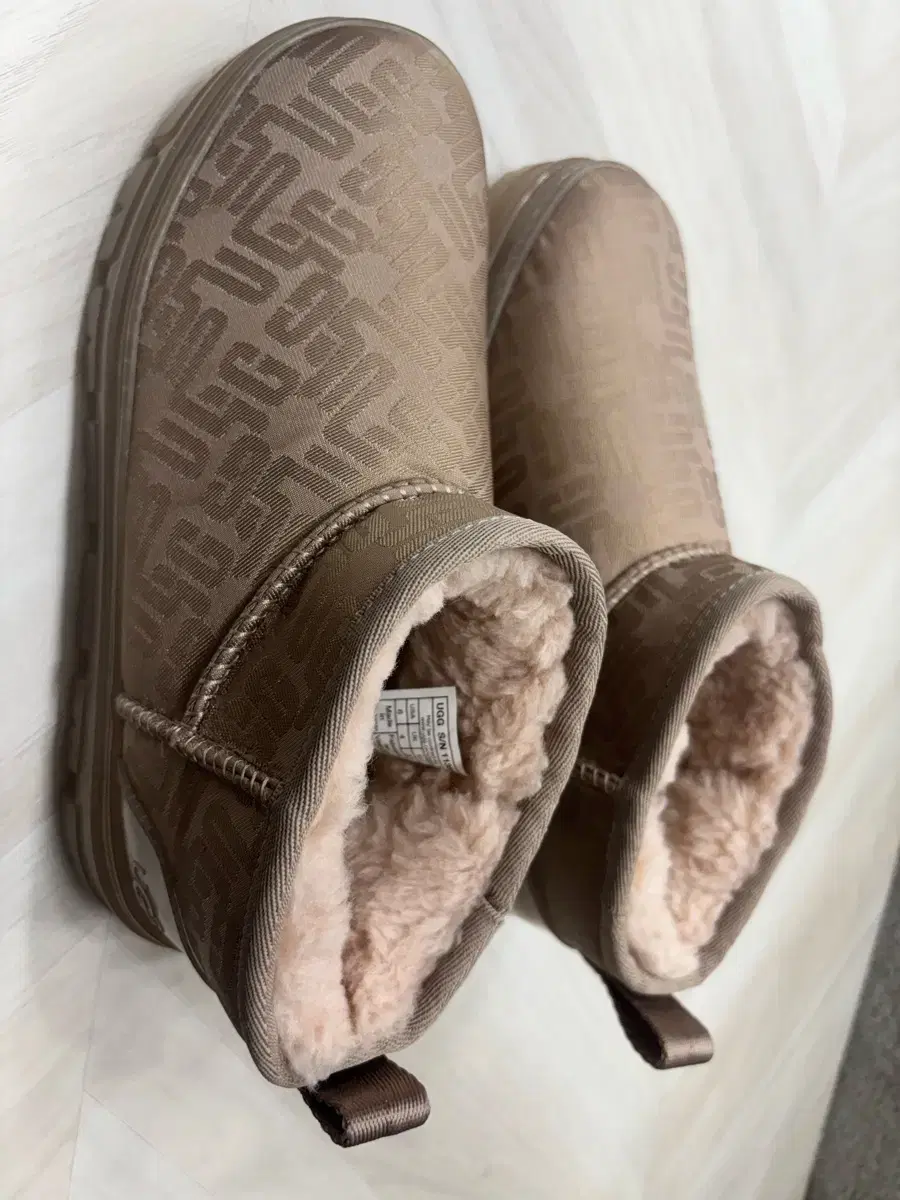 UGG 어그 Australia 클래식 울트라 미니 모노그램 부츠여성용 팔