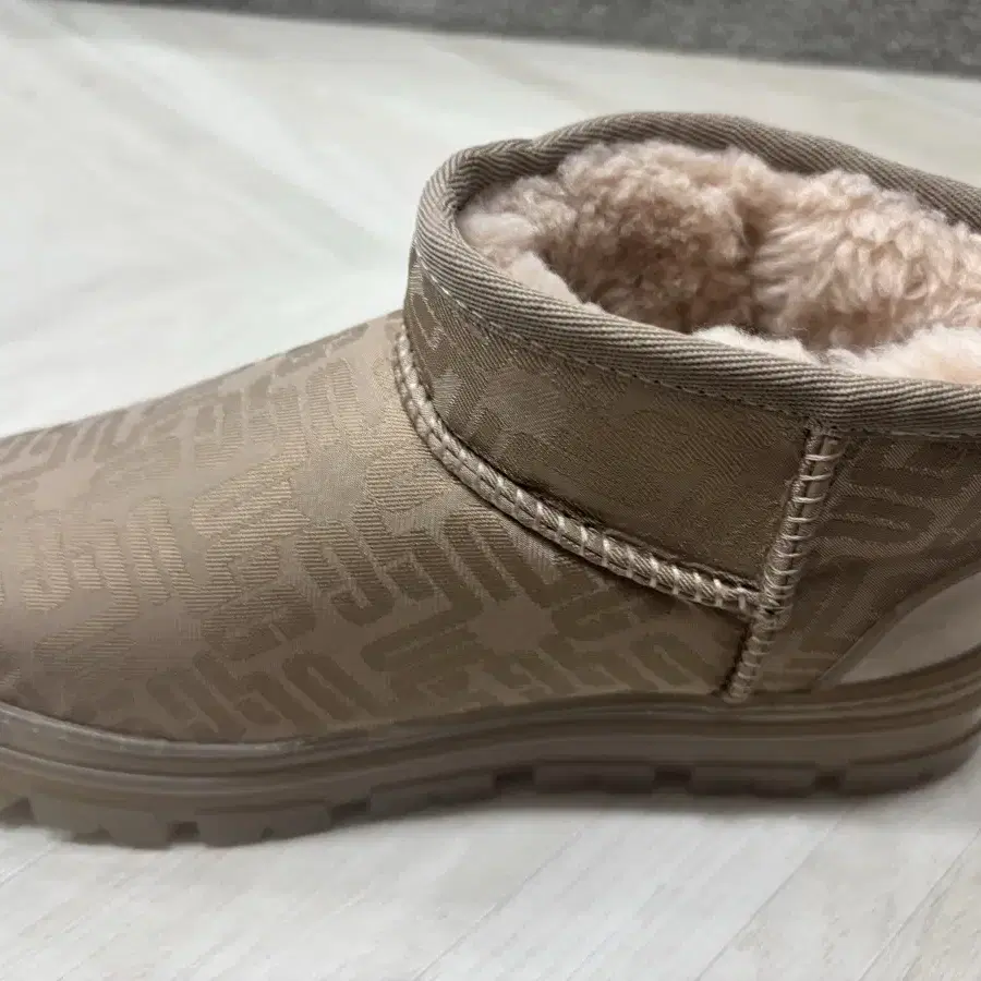 UGG 어그 Australia 클래식 울트라 미니 모노그램 부츠여성용 팔