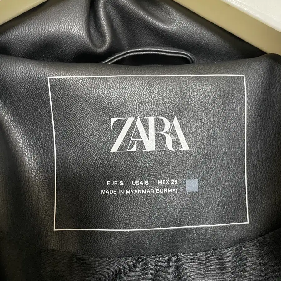 ZARA 페이크 레더 크롭 점퍼