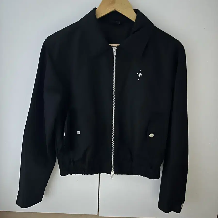 이우가마카라스 Nylon Bomber Jacket (Black)