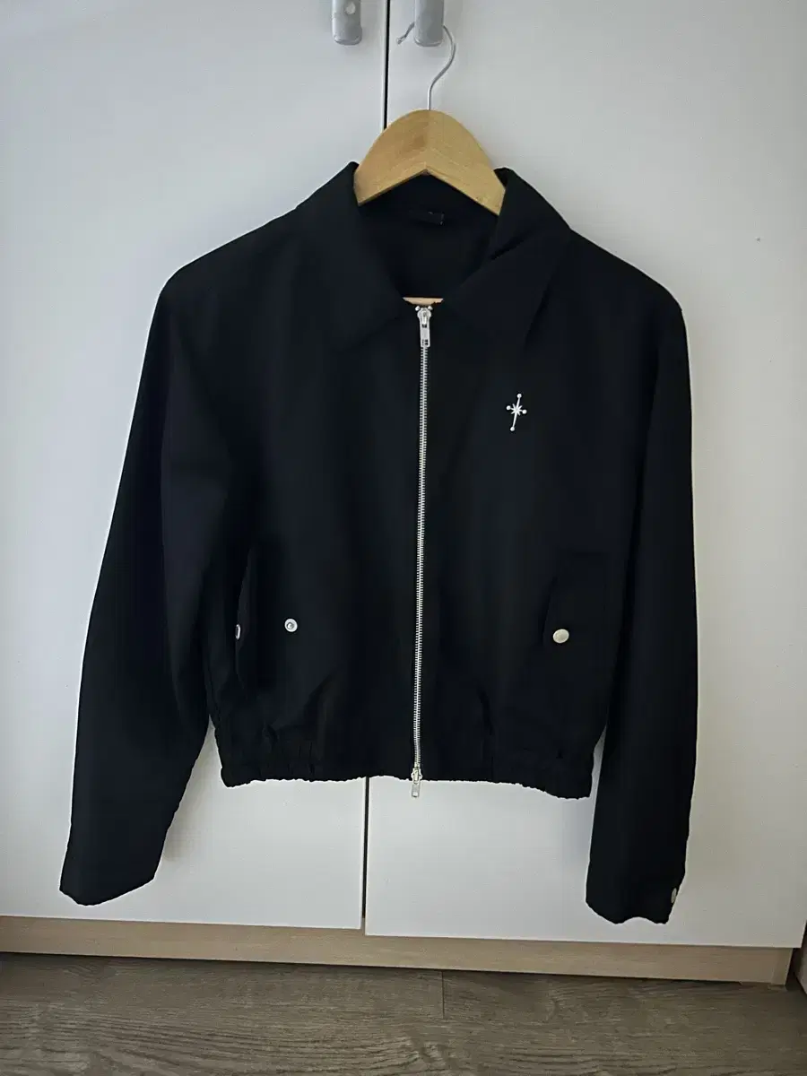 이우가마카라스 Nylon Bomber Jacket (Black)