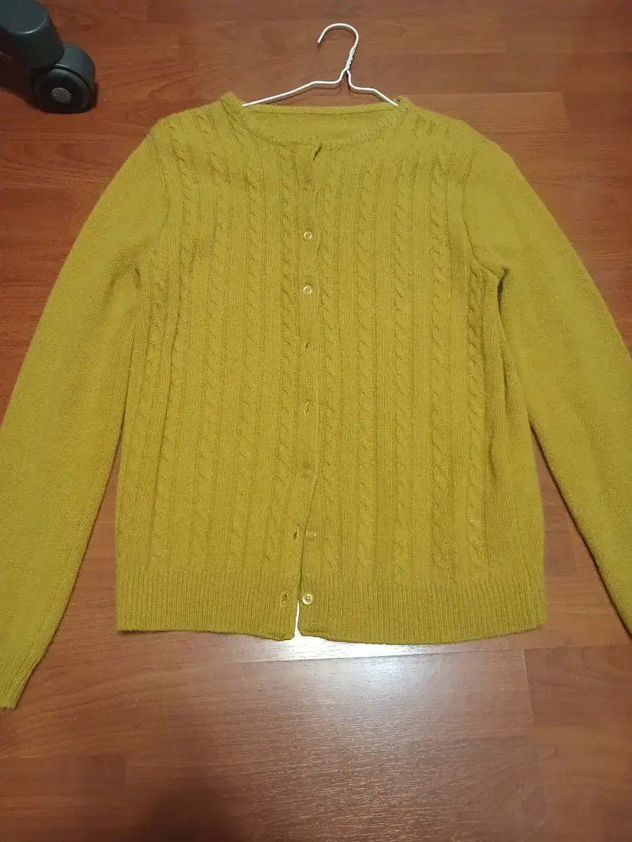 Mustard-colored knit cardigan 55