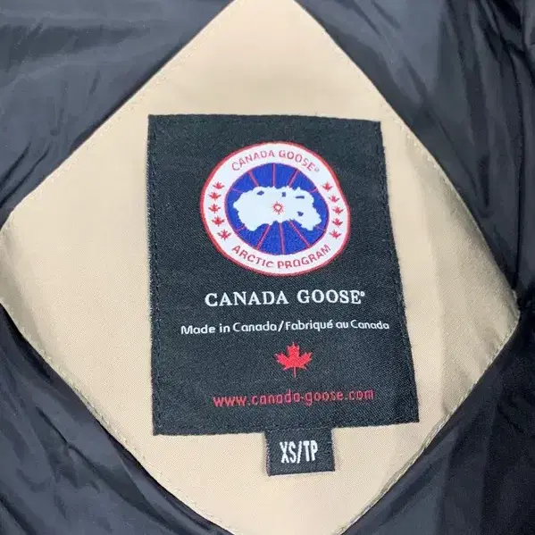 CANADA GOOSE 베이지 패딩 XS