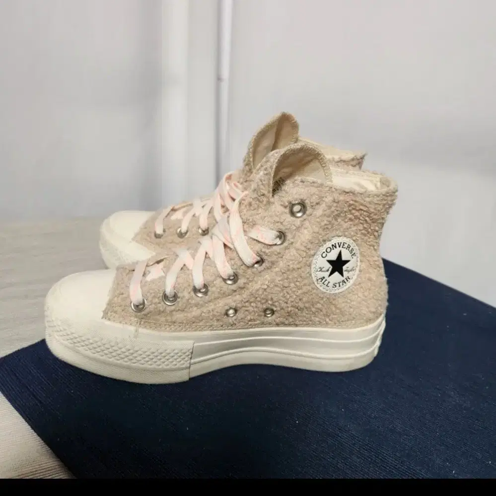 1-1:컨퍼스  뽀글리 Chuck Taylor All Star Lift