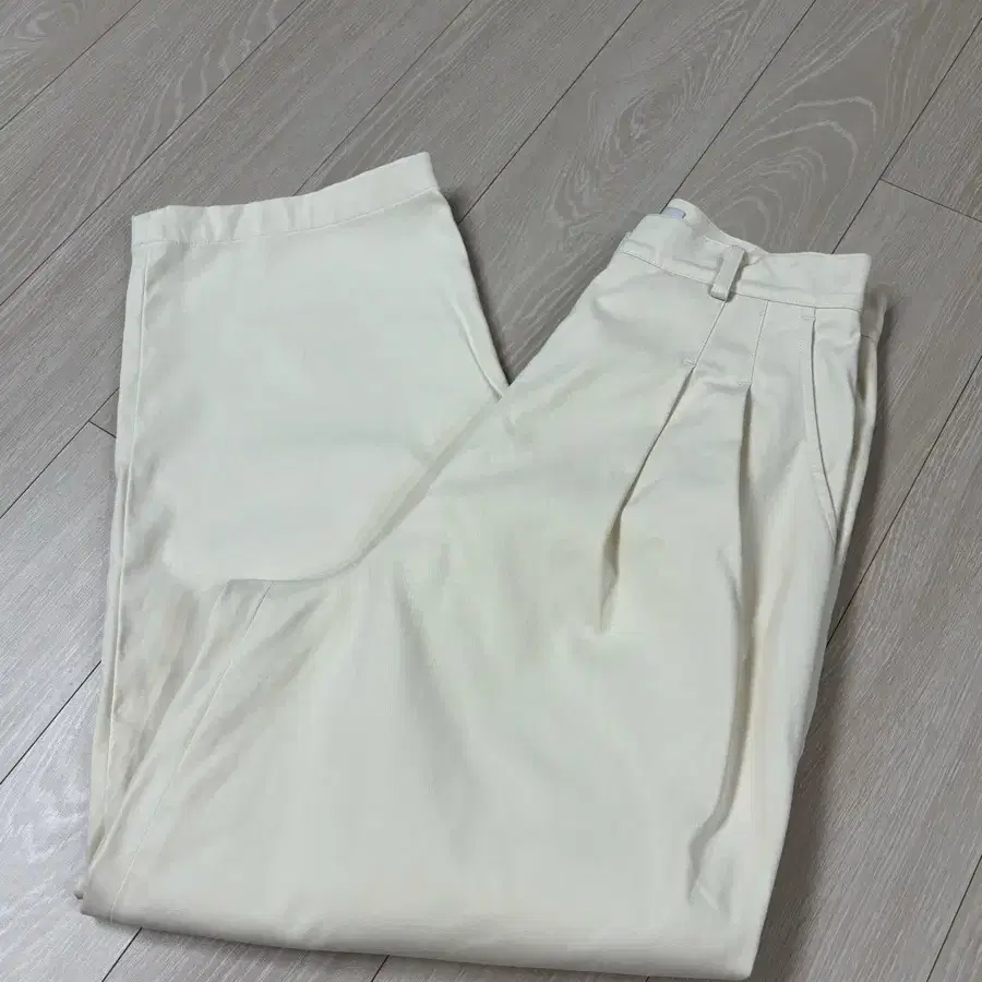 르917 CLASSIC TUCK PANTS