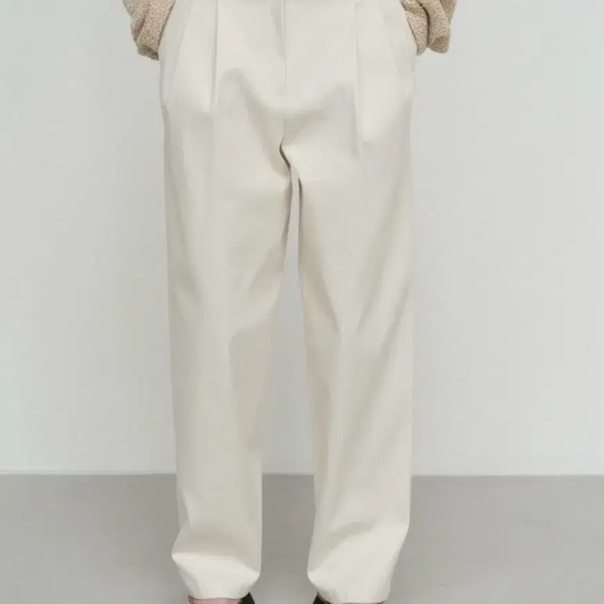 르917 CLASSIC TUCK PANTS