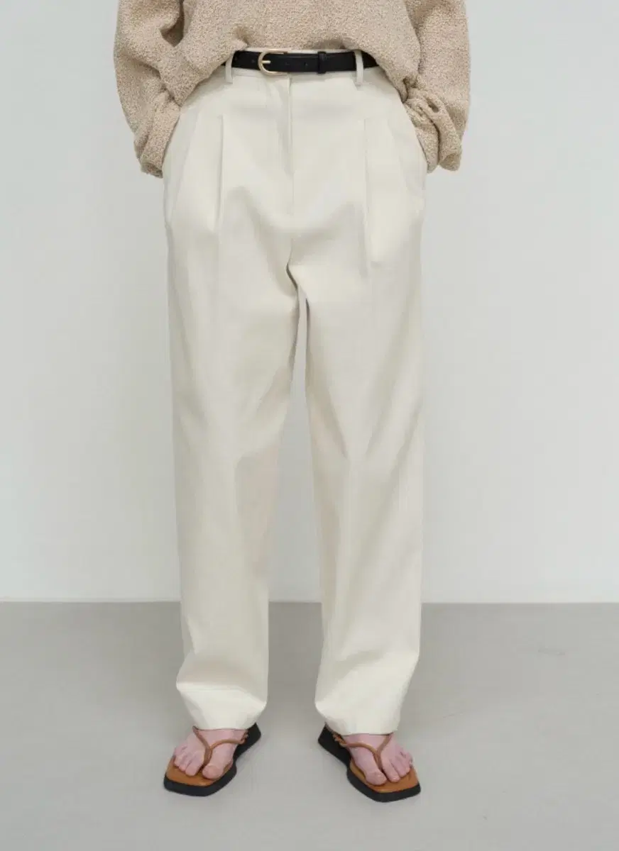 르917 CLASSIC TUCK PANTS