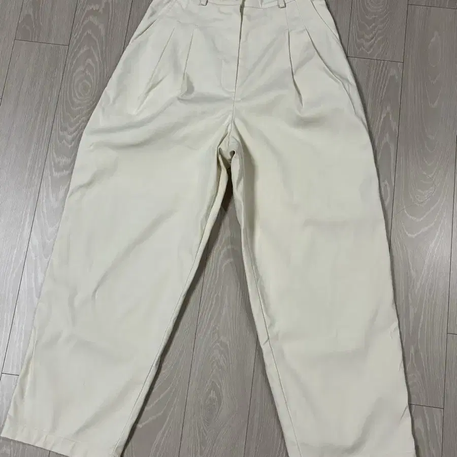 르917 CLASSIC TUCK PANTS