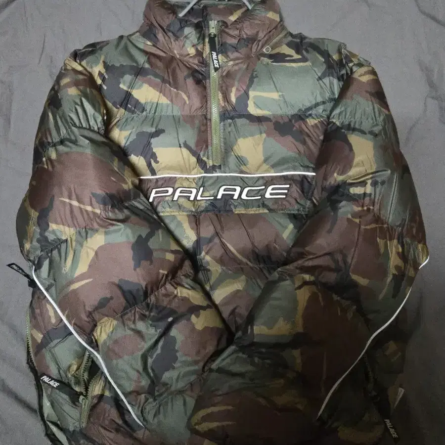 Palace Pertex P90 Puffa Jacket Camo 팝니다