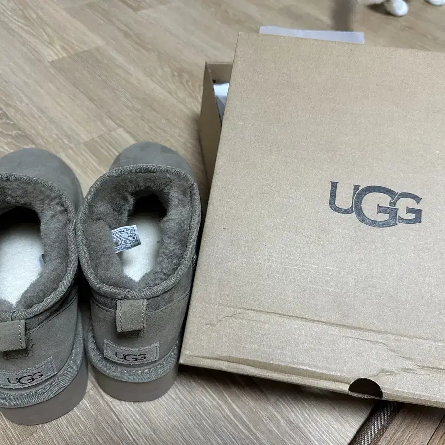 미국정품 UGG 260사쥬 팔아욤