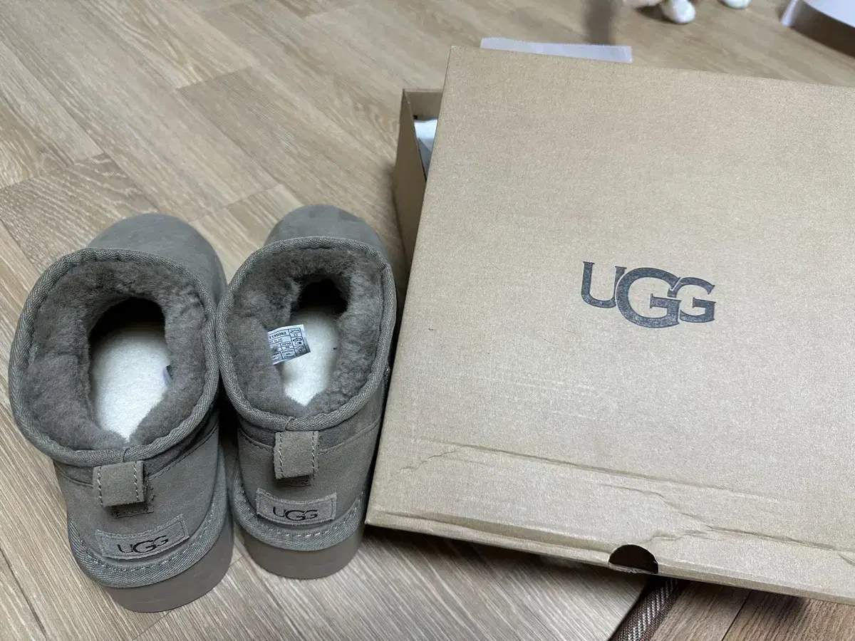 미국정품 UGG 260사쥬 팔아욤