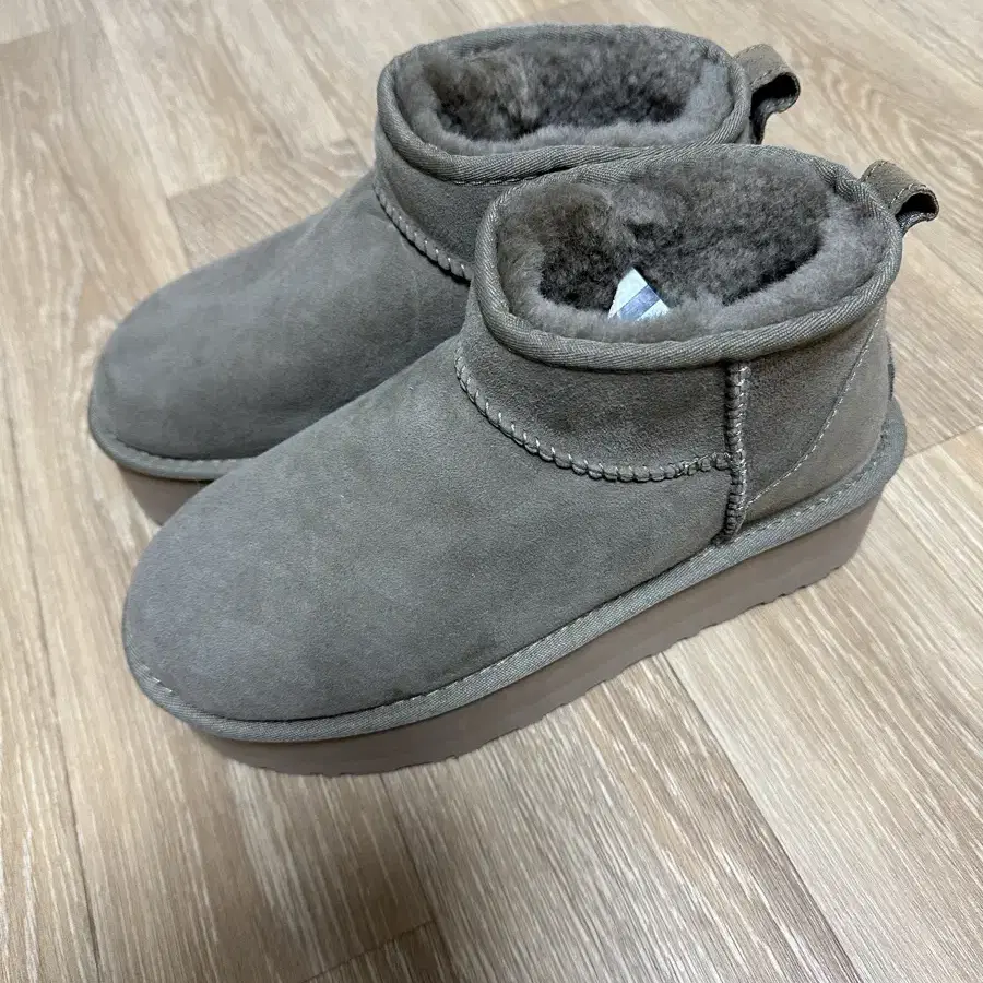 미국정품 UGG 260사쥬 팔아욤