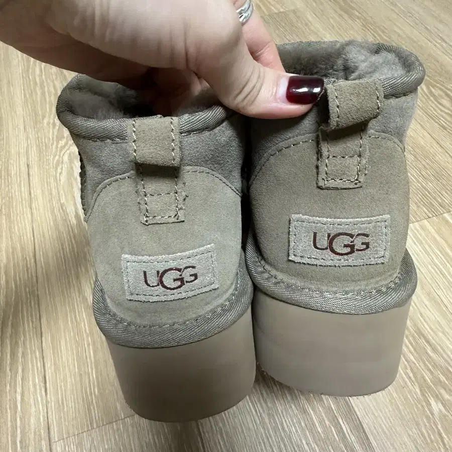 미국정품 UGG 260사쥬 팔아욤