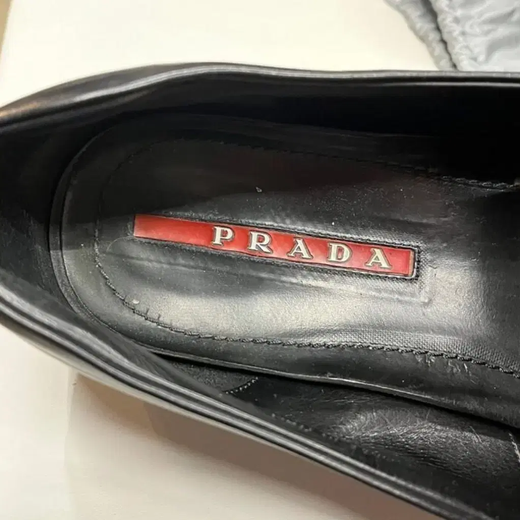 PRADA 프라다 이지로퍼(6.5 사이즈)해외발송