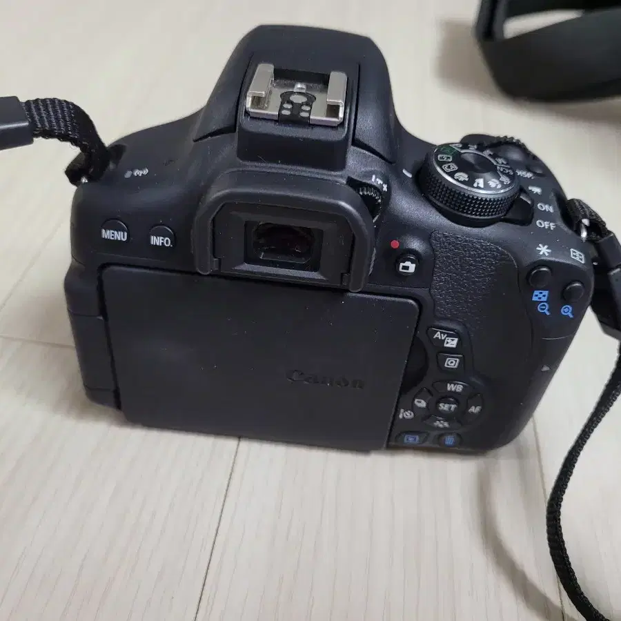 300컷 이하의 캐논 카메라 EOS 750D 와 18-55 렌즈 세트