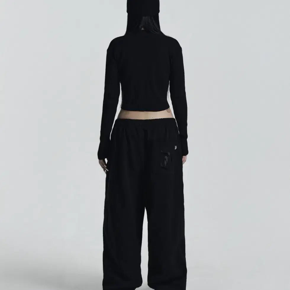 오도어 Molly wide jogger in black