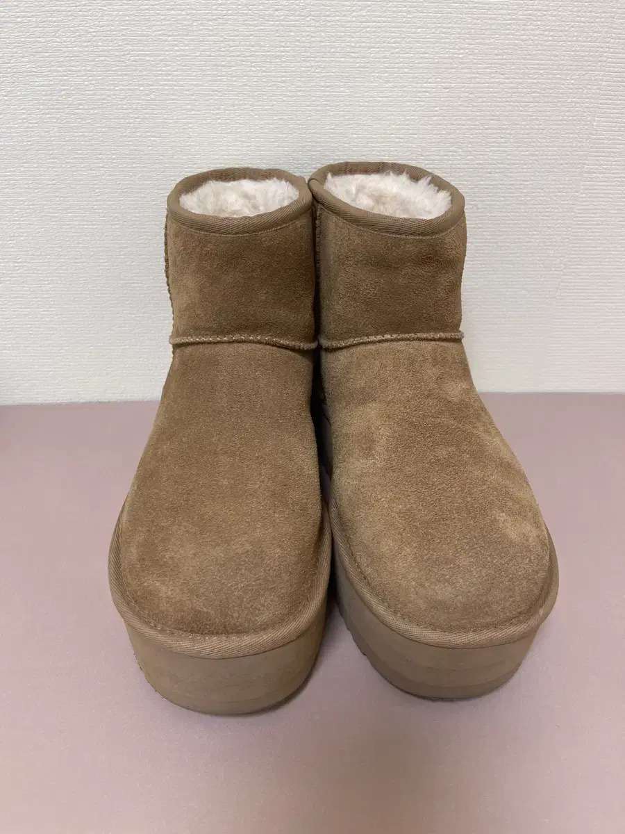 UGG 어그 클래식 미니 플랫폼 부츠 체스트넛 250