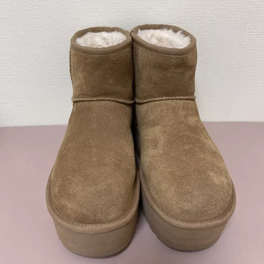 UGG 어그 클래식 미니 플랫폼 부츠 체스트넛 250