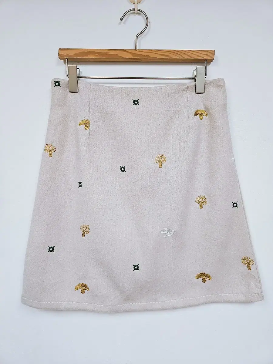 [25% OFF] Embroidered Miniskirt M