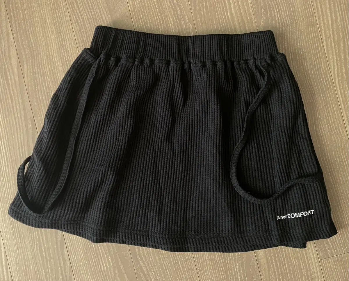 지초이컴포트 WAFFLE STRAP SKIRT BLACK