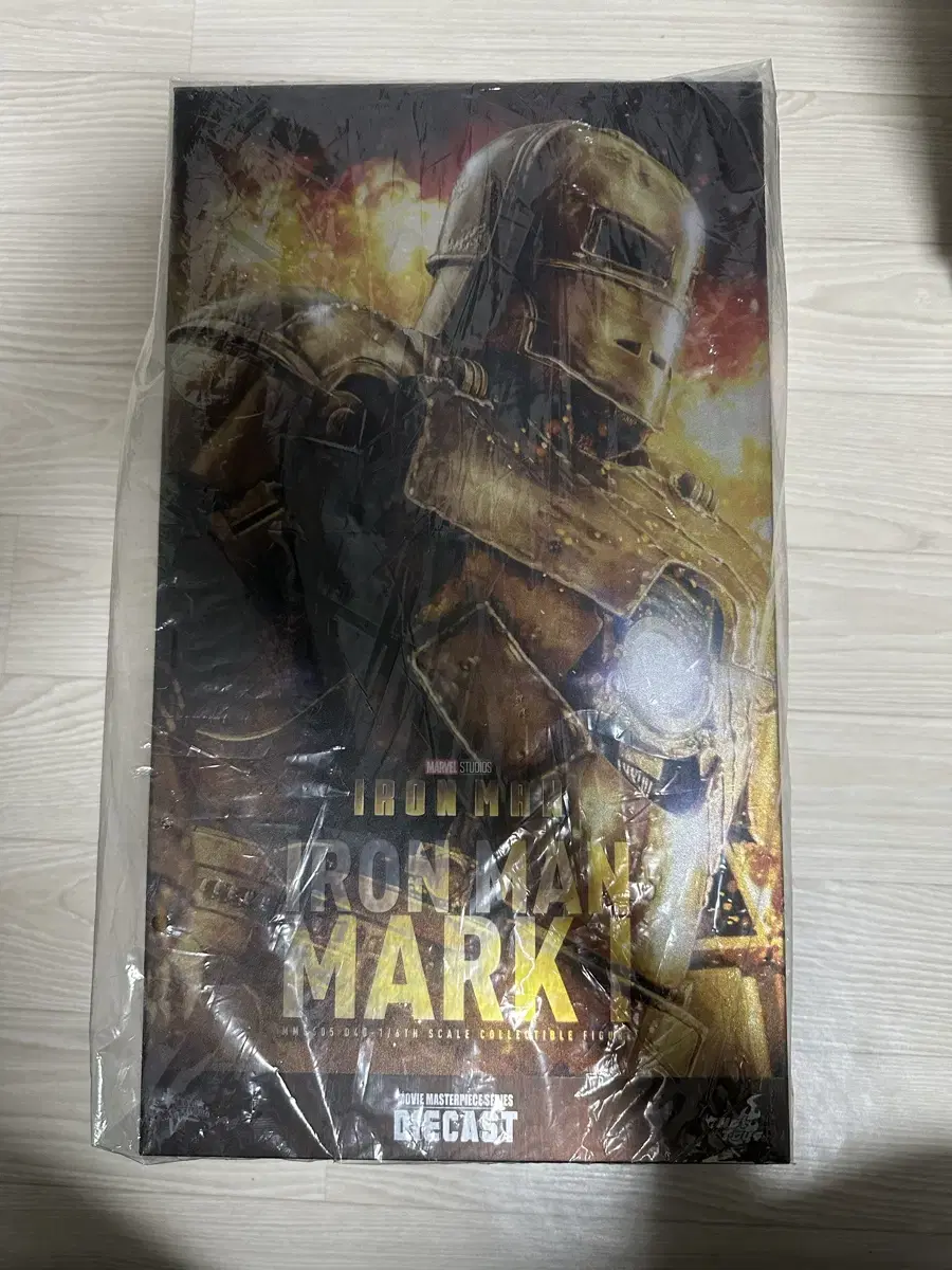 I am selling a Hot Toys MMS605-D40 mark 1 regular edition.