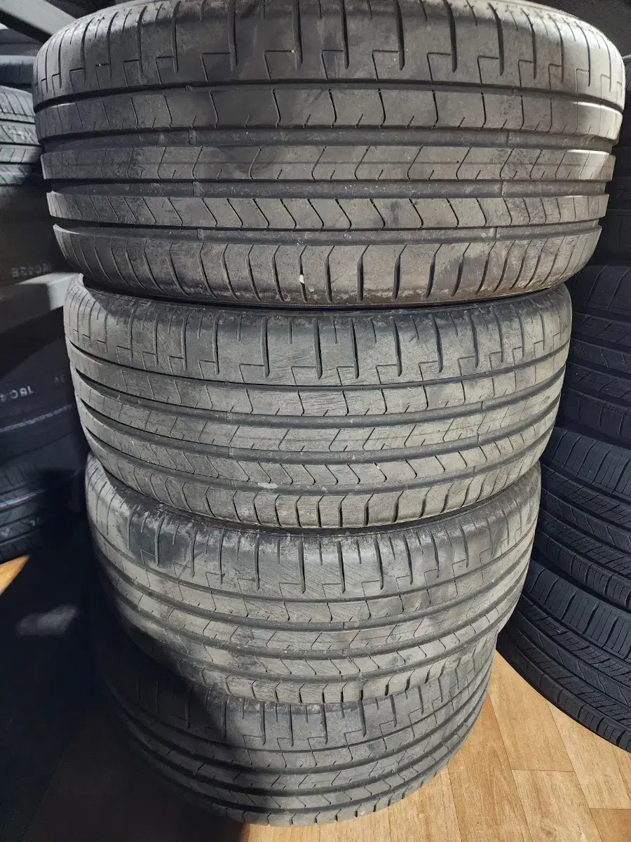 245/45R19피제로MO 신품급 중고타이어 한대분팝니다.