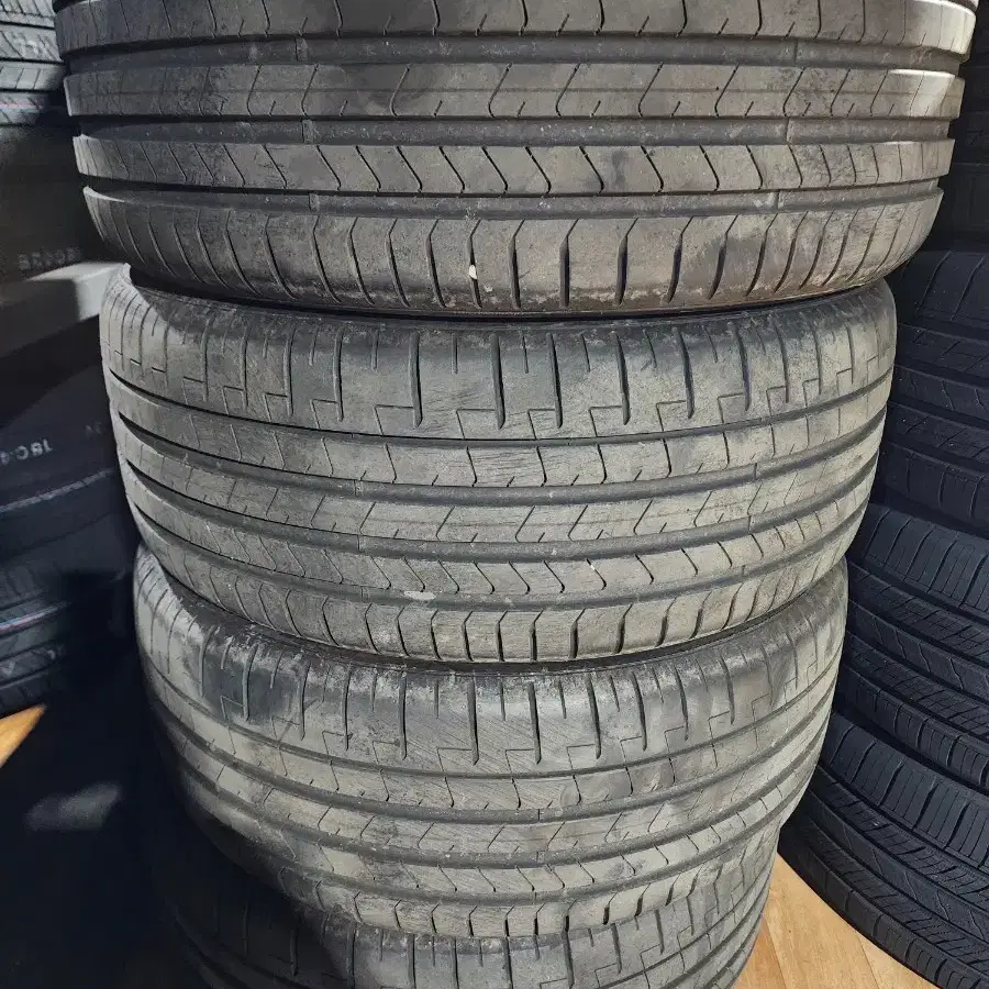 245/45R19피제로MO 신품급 중고타이어 한대분팝니다.