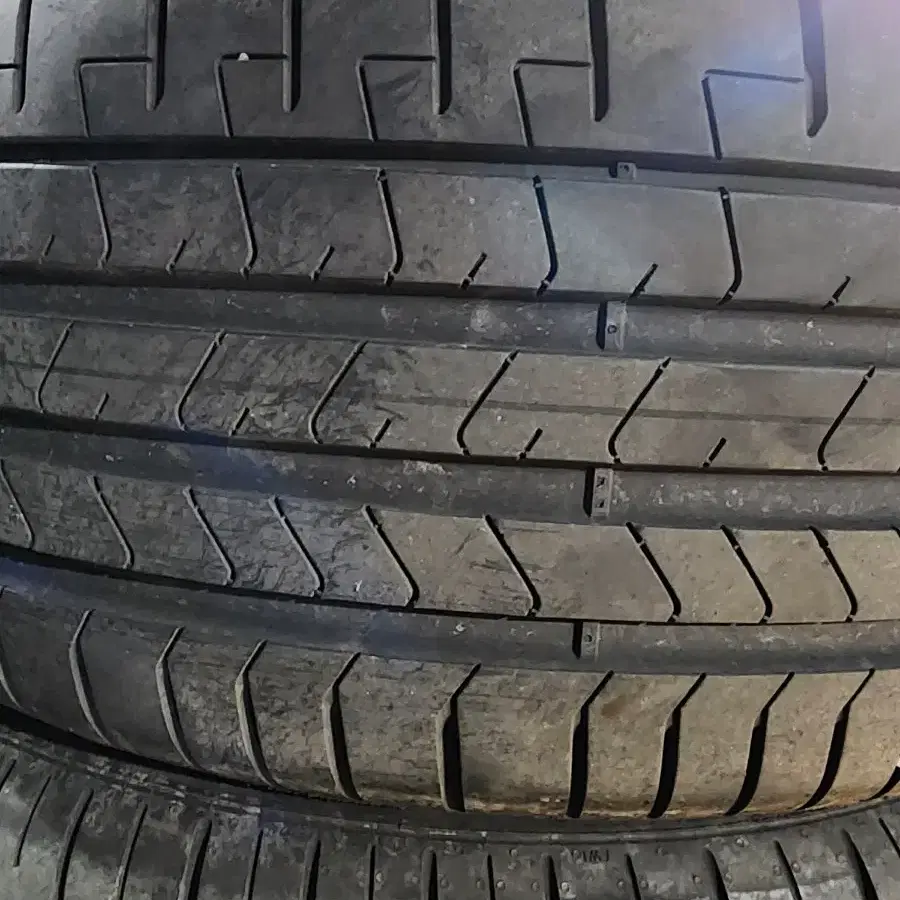 245/45R19피제로MO 신품급 중고타이어 한대분팝니다.