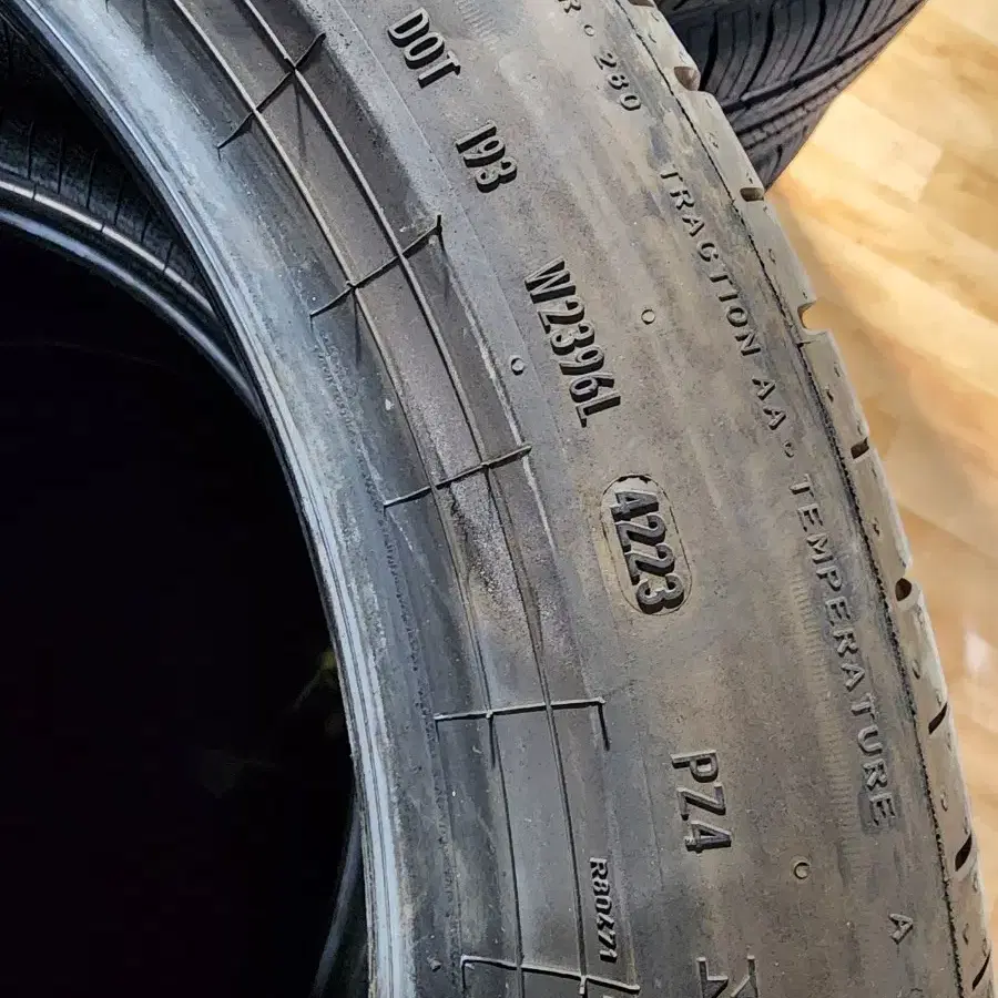 245/45R19피제로MO 신품급 중고타이어 한대분팝니다.