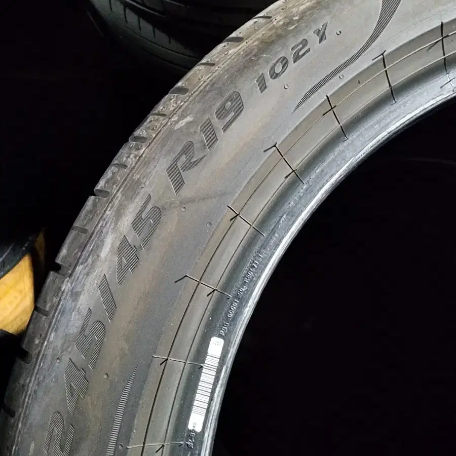 245/45R19피제로MO 신품급 중고타이어 한대분팝니다.