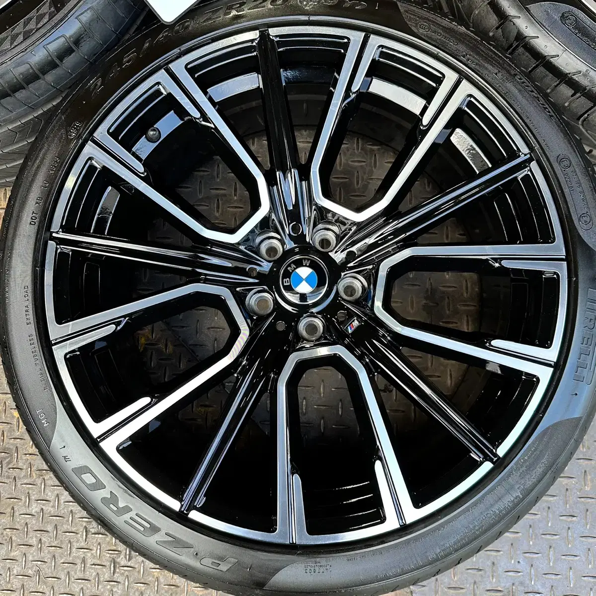 20인치 BMW G12 7시리즈 817M st 블랙폴리쉬 신품휠중고타이어