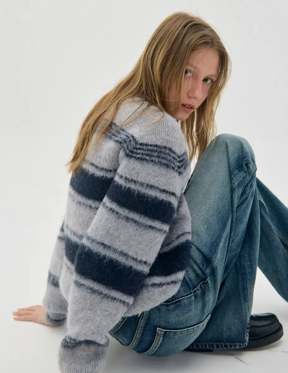 로우클래식 스웨터 STRIPED FUZZY SWEATER