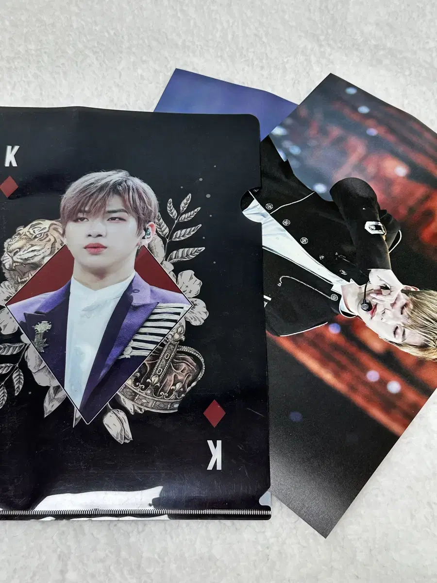 Daniel L-shaped holder + mini poster