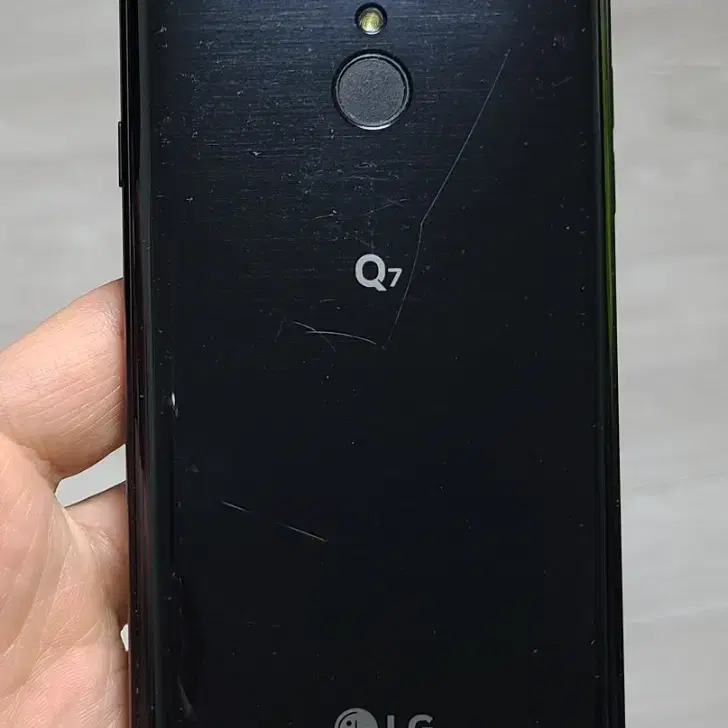 LG Q7(Q720) 블랙 32GB 싸게 팝니다.