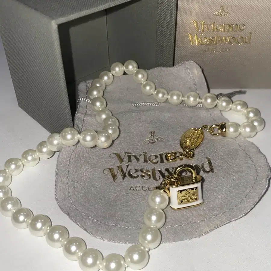 Vivienne Westwood ORB Padlock pearl Chok