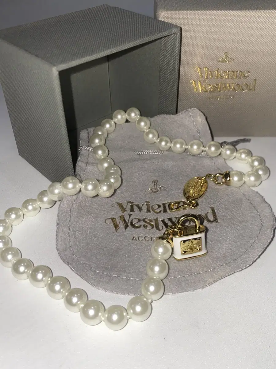 Vivienne Westwood ORB Padlock pearl Chok