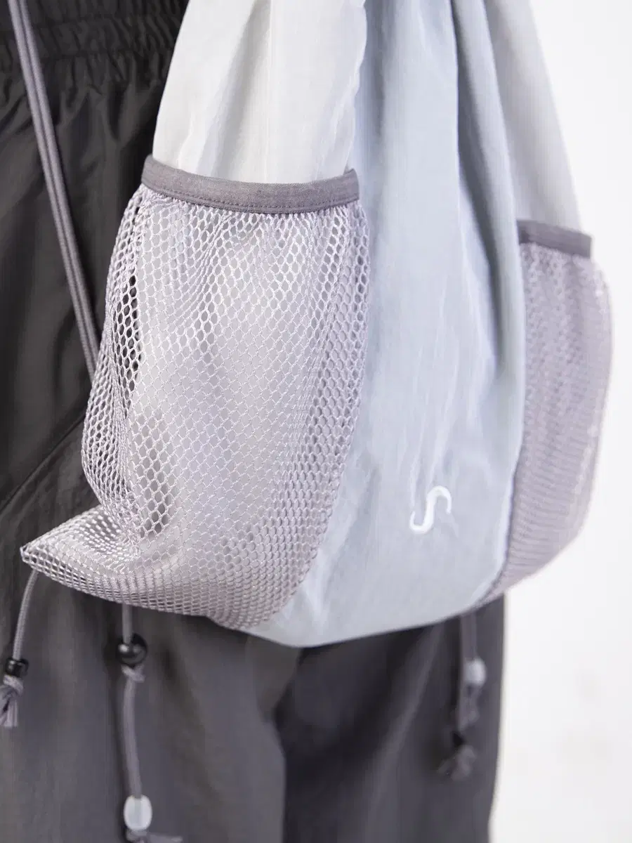 오호스 MESH POCKET STRING GYM SACK-GREY