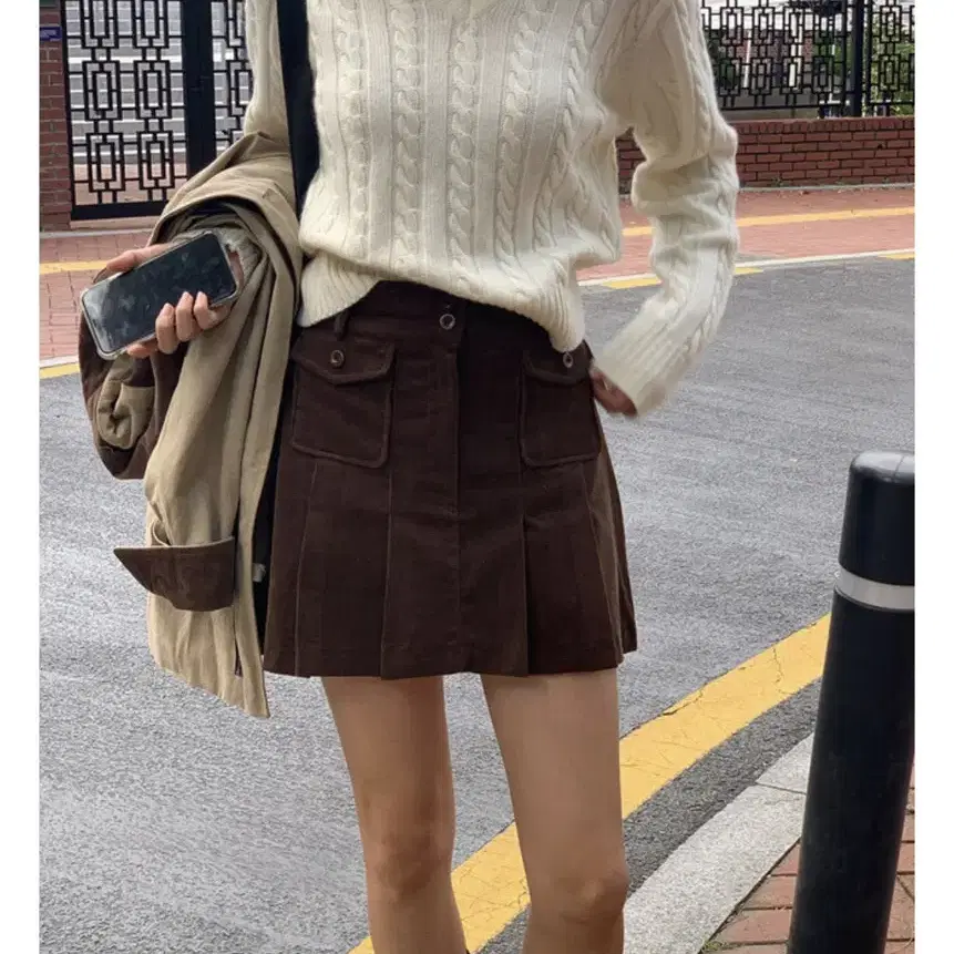 위드블룸 bear pocket corduroy skirt 브라운 색상